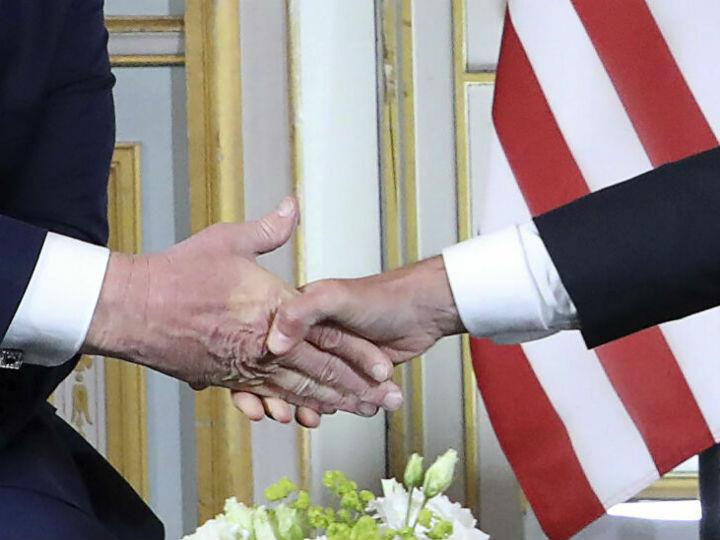 «…Μερικά στελέχη επιχειρήσεων πιστεύουν στις δυνατές χειραψίες. Εγώ πιστεύω στο “όχι χειραψίες”. Η χειραψία είναι απαίσια πρακτική...»