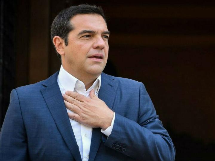 «…Το πλέγμα εξουσίας έχει ως επίκεντρό του το κράτος. Σε αυτό συμμετέχουν και άλλα κοινωνικά υποκείμενα, κατά περίπτωση και ανάλογα με την ιστορική εποχή: κοινωνικές ομάδες, τάξεις και συμμαχίες, ιδιωτικές θεσμικές οργανώσεις, επαγγελματικές συνομαδώσεις, μεγάλες οικονομικές μονάδες, ισχυρές φατρίες και οικογένειες, δίκτυα ατόμων, ακόμη και μεμονωμένα άτομα.»