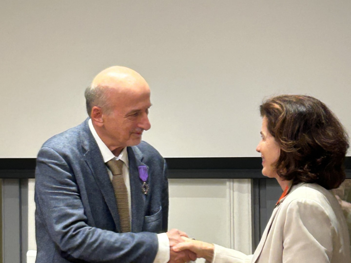 Παράλληλα, αναφέρθηκε στα χρόνια των σπουδών του στο Παρίσι (1981–1987), όπου ολοκλήρωσε το μεταπτυχιακό και το διδακτορικό του (Doctorat d’État). Η Γαλλίδα Πρέσβειρα εξήρε τη σημασία της συγκεκριμένης διάκρισης, τονίζοντας ότι επρόκειτο για έναν ιδιαίτερα απαιτητικό τίτλο σπουδών, τον οποίο εκείνη την περίοδο ελάχιστοι ξένοι ερευνητές κατάφεραν να αποκτήσουν.