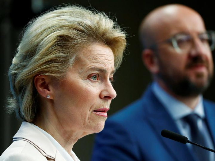 Καθώς οι άνδρες ομόλογοί της, ο Michel και ο Erdogan, πήγαν να καθίσουν δίπλα- δίπλα στο Προεδρικό Μέγαρο, η VDL υποχρεώθηκε να κρατήσει (αντι-)κοινωνική απόσταση και να καθίσει σε έναν όχι και τόσο κοντινό καναπέ, σύμφωνα με το Politico.