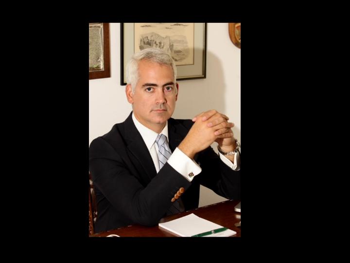 «‘Τα κάστρα πέφτουν από μέσα’ και ο δυτικός πολιτισμός δε θα καταρρεύσει από το δίκτυο της Αλ Κάιντα κι από τους Άραβες φανατικούς. Ο κίνδυνος προέρχεται εκ των έσω, από το απορυθμισμένο δίκτυο των εσωτερικών του ηλεκτρικών και ηλεκτρονικών αναγκών, από την αμετροσύνη και την μονομέρειά του, από τους απάνθρωπα εξομοιωτικούς ρυθμούς της παγκοσμιοποίησης.»