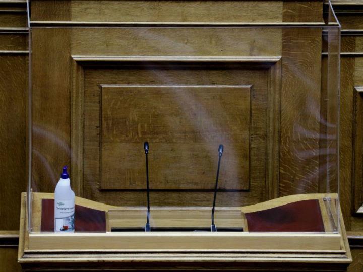 «Στον πολιτικό στίβο βλέπουμε ένα ομαδικό πυρ να εκτοξεύεται από τα κόμματα της αντιπολίτευσης, που κατηγορούν την κυβέρνηση ότι δεν έπραξε τα δέοντα, προκειμένου να αποτρέψει το νέο lockdown.»