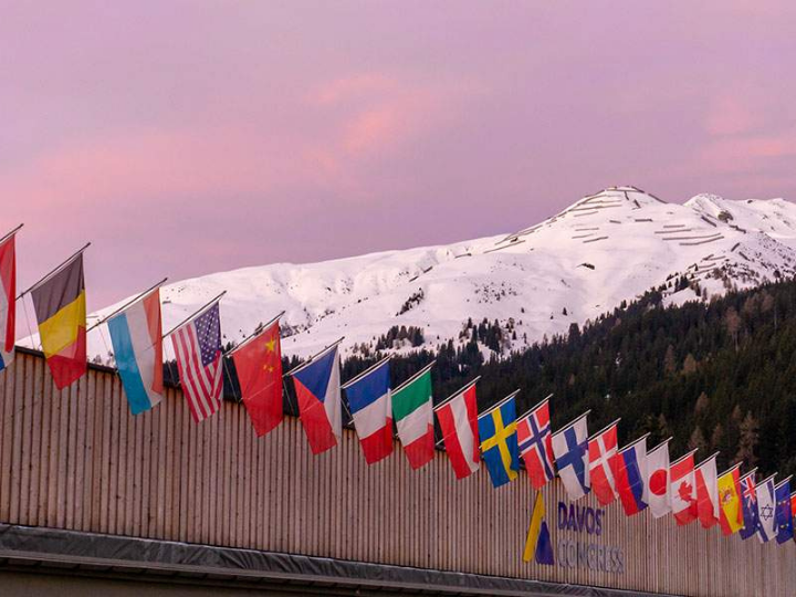 «Το άμεσο ανθρώπινο και οικονομικό κόστος του Covid-19 είναι σοβαρό», αναφέρει η έκθεση «Απειλεί να μειώσει τα χρόνια προόδου στη μείωση της παγκόσμιας φτώχειας και ανισότητας και να βλάψει περαιτέρω την κοινωνική συνοχή και την παγκόσμια συνεργασία».