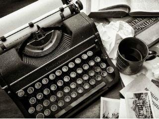 Σε μια προσέγγιση κλασσικού καθαρά ραδιοφώνου, όπως συνηθίζονταν τότε, έπρεπε να σκύβω περισσότερο σ’ αυτά απ’ ό,τι συνήθως, για την κατάτμηση των φράσεων, την εναλλαγή φωνών στην εκφώνηση, την προσθήκη των κατάλληλων μουσικών παρενθέσεων και γενικά να κάνω ό,τι ήταν αναγκαίο για μια ελκυστική μετάδοση. Λόγω αυτής της ανάγκης, διαπίστωσα, σε σύντομο χρόνο, πόσο γνήσια ιδεολόγος ήταν ο συνεργάτης από την Αθήνα, σε ό,τι έγραφε και ανέλυε, και πόσο διαποτισμένος ήταν από ένα βαθύ αίσθημα δικαίου και ανθρωπιάς. Τα κείμενα δεν αναφέρονταν στην Κύπρο και το πρόβλημά της, οπότε οι τοποθετήσεις αυτές θα κρίνονταν φυσιολογικές από υποκειμενική και ελληνική ευαισθησία. Ηταν προβληματισμοί πάνω στις διεθνείς εξελίξεις της εποχής εκείνης. Τις αντίκρυζε με γνώση και ευθύνη, μ’ ένα οικουμενικό πνεύμα, σαν γεγονότα που συνέβαιναν στη γειτονιά μας και αφορούσαν όλους.