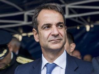 Το ξεκίνημα της κυβέρνησης (πέρα από το μήνυμα της έγκαιρης προετοιμασίας) δείχνει ότι ο νέος πρωθυπουργός και το επιτελείο του έχει κατανοήσει τόσο αυτές τις ειδικές συνθήκες που διέπουν τους καιρούς μας όσο και τον περιοριστικό παράγοντα του χρόνου: η κυβέρνηση μπορεί (και έχει) πλάνο τετραετίας αλλά, πολύ ορθά, κινείται και δρα ωσάν να έχει περιθώριο περίπου εξαμήνου.