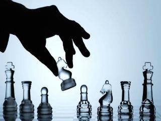 Οι διμερείς, επίσημες επισκέψεις σε ανώτατο πολιτικό ή πολιτειακό επίπεδο γίνονται προκειμένου να συμβάλουν στην βελτίωση των σχέσεων ανάμεσα στις χώρες, και όχι βέβαια στην επιδείνωση των σχέσεων ή στην ανάδειξη προβλημάτων, νέων ή παλαιών. Γι’ αυτό και το timing, ο χρόνος μιας επίσκεψης, επιλέγεται με ιδιαίτερη προσοχή και στάθμιση όλων των συναφών παραμέτρων. Συνήθως γίνονται όταν οι σχέσεις έχουν σημειώσει κάποια πρόοδο με την επίλυση χρονιζόντων προβλημάτων ή όταν μπορούν να χρησιμοποιηθούν ως ευκαιρία με την αναγγελία κάποιας πρωτοβουλίας για να ανοίξει ένα νέο κεφάλαιο στις διμερείς σχέσεις και το κλείσιμο παλαιών τραυμάτων. 