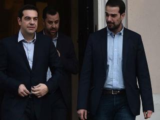  Πολύ απλά, η έρευνα της εφημερίδας αποκάλυπτε, για μιαν ακόμη φορά, ότι μεταξύ λόγων και έργων του προεκλογικού Αλέξη Τσίπρα και του σημερινού πρωθυπουργού υπάρχει τεράστιο χάος –και αυτό είναι μία πραγματικότητα, η οποία δεν συγχωρεί πλέον. Ακόμα χειρότερα, την ώρα που όλα τού πηγαίνουν δεξιά, χαλάει την σούπα ενός διδύμου που καλείται πλέον να παίξει τα ρέστα του. 