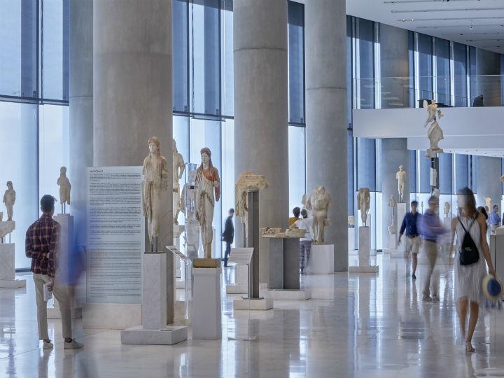 Βασικός μουσειακός στόχος για τα επόμενα χρόνια θα είναι η εκθεσιακή αναβάθμιση και ο εμπλουτισμός της παρουσίασης των δύο μεγάλων αρχαίων ναών της Ακρόπολης, του πρώτου Παρθενώνα (580/570 π.Χ.), του λεγόμενου Εκατομπέδου, και του ‘Αρχαίου Ναού’ (520/510 π.Χ.) που είναι ο πρόδρομος του Ερεχθείου.