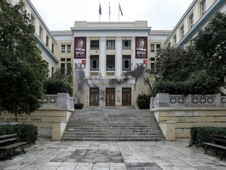 «Όλοι οι πρυτάνεις από τη Μεταπολίτευση και μετά, μολονότι ομνύουν τήρηση της νομιμότητας στην άσκηση των καθηκόντων τους ουδέποτε καλούν την αστυνομία οσάκις διαπράττονται αξιόποινες πράξεις στον χώρο των πανεπιστημίων.»
