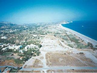 Θυμήθηκα ότι πριν από 32 χρόνια η νορβηγική εταιρεία SeaWorldA/S αποφάσισε να επενδύσει στην Ελλάδα (πάλι σε νησί!)  το ποσό των 400 εκατ. δραχμών για την ίδρυση πρότυπου ιχθυοκαλλιεργητικού σταθμού παραγωγής τσιπούρας και λαυρακιού στο Καρλόβασι της Σάμου σε συνεργασία με το Πανεπιστήμιο του Αιγαίου για τη μεταφορά τεχνολογίας.Τότε, λοιπόν, για τους  Νορβηγούς επενδυτές  άρχισε ένα απίστευτο θρίλερ με την απόφασή τους αυτή. 