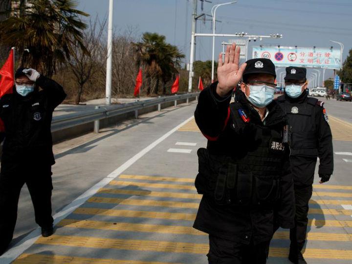 To ξέσπασμα της πανδημίας, η γρήγορη εξάπλωση της και οι οικονομικές επιπτώσεις της υποχρέωσαν τις κυβερνήσεις να λειτουργήσουν με συνοπτικές μεθόδους. Σε ένα απλό και σχετικά ανώδυνο πλαίσιο, συνοπτική μέθοδος είναι η Πράξη Νομοθετικού Περιεχομένου (ΠΝΠ).