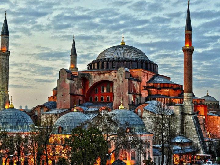 «Φέτος, η πανδημία του κορωνοϊού αύξησε τις πιέσεις στην καταρρέουσα οικονομία. Η επιτυχία του κ. Ερντογάν έχει περισσότερο να κάνει με το ιστορικό του να φέρνει ισχυρή οικονομική ανάπτυξη παρά με την ισλαμιστική παλιγγενεσία.»