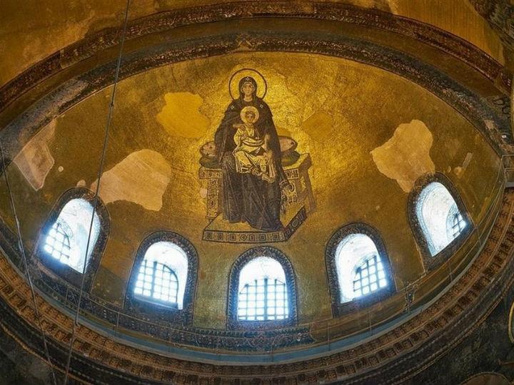 Στα τέλη Ιουλίου, η τουρκική κυβέρνηση αποφάσισε να μετατρέψει την Αγία Σοφία, μνημείο παγκόσμιας κληρονομιάς της UNESCO, σε τζαμί, προκαλώντας έντονες αντιδράσεις σε όλο τον κόσμο, καθώς και ερωτήσεις προς την Επιτροπή από τους νομοθέτες του ΣΥΡΙΖΑ.