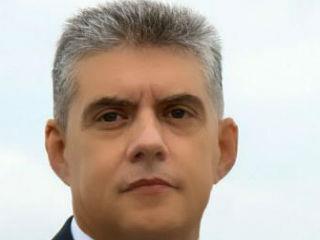 <<Πρέπει να αλλάξουμε χθες αυτό το δουλοκτητικό κράτος που κυοφορεί την καταστροφή μας. Το δουλοκτητικό κράτος εκεί που απαγορεύει, εκεί και επιτρέπει. Εκεί που ζητάει αποφάσεις, εκεί και αδρανοποιεί. Εκεί που απειλεί, εκεί και προστατεύει. Εκεί που βιάζεται, εκεί και ανακόπτει. Εκεί που τιμωρεί, εκεί και αθωώνει.>>
