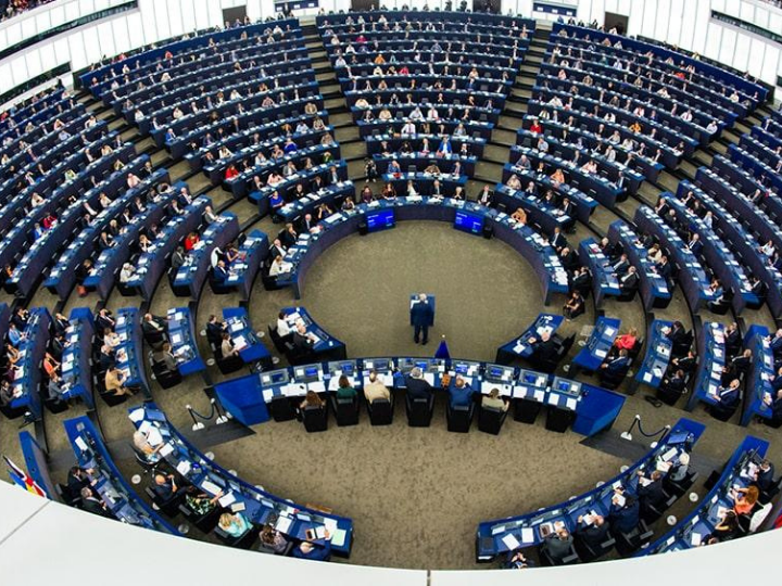 Στην έκθεση που εγκρίθηκε με 464 ψήφους υπέρ, 119 κατά και 93 αποχές την Πέμπτη, οι ευρωβουλευτές περιγράφουν τη στρατηγική της Επιτροπής για την ισότητα των φύλων 2020-2025 ως φιλόδοξη, αλλά εκφράζουν την λύπη τους για την ασάφεια που τη διακρίνει σε σημεία, όπως και για την έλλειψη συγκεκριμένων στόχων με ορίζοντα το 2025 και σαφή εργαλεία παρακολούθησης.