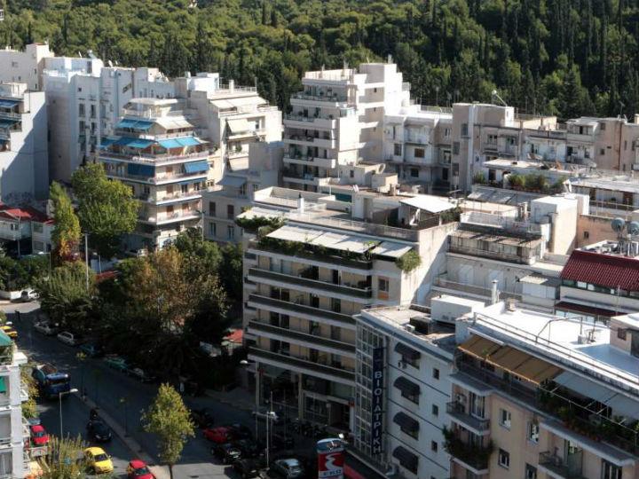 Το σύνολο των τόκων των στεγαστικών δανείων, σύμφωνα με πρόσφατα στοιχεία της Ένωσης Ελληνικών Τραπεζών, είναι περίπου 850 εκατ. ευρώ. Με έναν μέσο φορολογικό συντελεστή 20% το ετήσιο δημοσιονομικό κόστος δεν μπορεί να υπερβαίνει τα 150-170 εκατ. ευρώ.