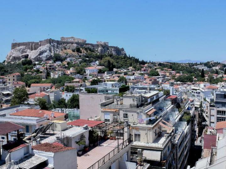 «Καθώς λοιπόν η ραγδαία πτώση των χρηματιστηρίων συνεχίζεται επηρεάζοντας την ύφεση της παγκόσμιας οικονομίας, κλάδοι όπως ο τουρισμός, οι αερομεταφορές και η αγορά ακινήτων φαίνεται να επηρεάζουν άμεσα την Ελληνική οικονομία.»