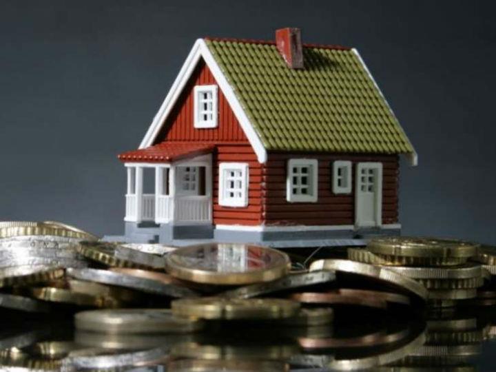 Η πανδημία του κορωνοϊού COVID-19 με  τα αναγκαία μέτρα της πολιτείας για τον περιορισμό της διάδοσής του, έχει αναπόφευκτα επηρεάσει δραματικά την ελληνική αγορά ακινήτων και τις ξένες άμεσες επενδύσεις στον κλάδο αυτό. Η ζήτηση από το εξωτερικό η οποία καθοδηγούσε την ανάκαμψη της αγοράς τα τελευταία τρίμηνα πριν από την κρίση είναι πλέον ανύπαρκτη, με σημαντικές συμφωνίες να έχουν «παγώσει» ή και αναιρεθεί.