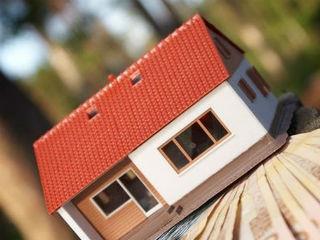 Όμως η κρίση ήρθε να αλλάξει άρδην αυτή την τάση του Έλληνα, ο οποίος μέσα στο φάσμα της ραγδαίας μείωσης εισοδημάτων, της ανεργίας, της κατακόρυφης αύξησης των φόρων κατοχής ακινήτου, της ελάχιστης μεταβολής του τιμαρίθμου και της έλλειψης προοπτικής, οδήγησε πολλούς να θέλουν να… απαλλαγούν από τα ακίνητα που είχαν και να διακρατήσουν μόνο τα ελάχιστα που ικανοποιούν τις στεγαστικές τους ανάγκες και την όποια τυχόν επιχείρηση έχουν. Δηλαδή το ακίνητο από ευλογία, έφτασε στο σημείο να αποτελεί βάρος. Αξίζει κανείς να δεί τον αριθμό των αποποιήσεων κληρονομιάς που ξεπέρασε τις 135.000 το 2017, ενώ πρό της κρίσης οι αριθμοί ήσαν ελάχιστοι.