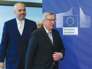 Η Κομισιόν δεν γνωρίζει άραγε τις αλυτρωτικές ανθελληνικές θέσεις της Αλβανίας και αγνοεί τις κάθε είδους και μορφής διώξεις της Ελληνικής Εθνικής Μειονότητας στην Αλβανία, με πρόσφατη την κατεδάφιση των οικιών Ελλήνων στη Χιμάρα; Μάλλον πρέπει να στηρίχθηκε η Κομισιόν στους τραγικούς χειρισμούς που έχουν γίνει στις ελληνοαλβανικές σχέσεις από το ελληνικό Υπουργείο Εξωτερικών και τη συμφωνία με την αλβανική κυβέρνηση για την «επίλυση των εκκρεμών διμερών ζητημάτων», στα οποία συμπεριλαμβάνεται και το «Τσάμικο» ζήτημα! 