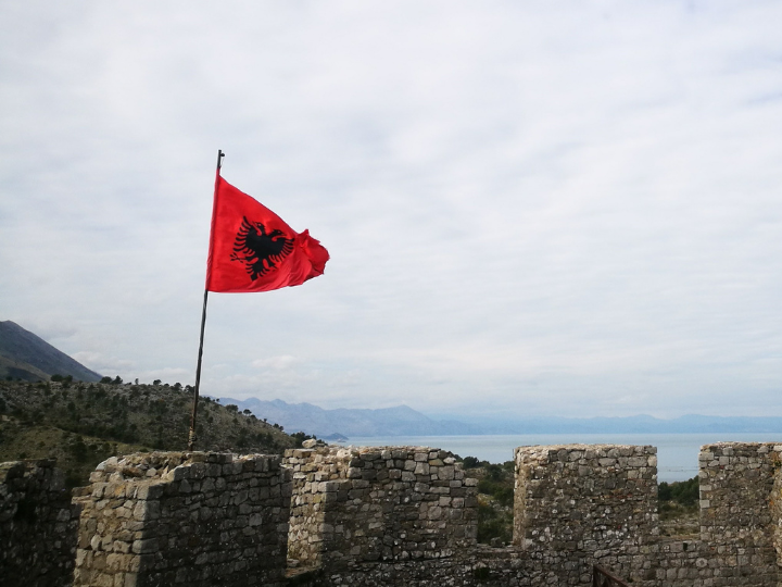 Είναι φανερό ότι ο Έντι Ράμα επ ουδενί δεν θέλει να έρθει σε σύγκρουση με τον Ερντογάν, γιατί μια αποδοχή μέσω της Χάγης της ύπαρξης ΑΟΖ των διαποντίων νησιών, που βρίσκονται βορείως της Κέρκυρας, θα δημιουργούσε προηγούμενο και δεδικασμένο σε σχέση με το θέμα των νησιών του Αιγαίου που καίει κυριολεκτικά την Τουρκία.