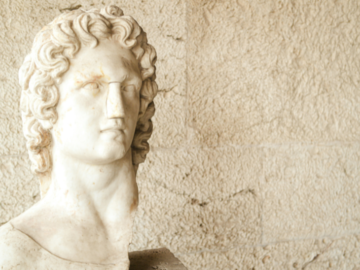 Ο Μέγας Αλέξανδρος, με προνοητική διορατικότητα, αναγνώρισε την ανάγκη για μια ενιαία και σταθερή οικονομία εντός της εκτεταμένης αυτοκρατορίας που διαμόρφωσε.