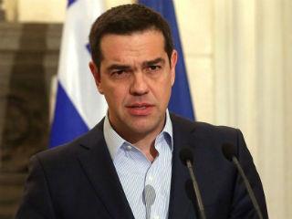 Βεβαίως ο Α. Τσίπρας έχει σηκώσει το λάβαρο εναντίον της ακροδεξιάς, που όμως έμμεσα πριμοδοτεί αφήνοντας την δίκη της Χρυσής Αυγής να σέρνεται σε όλη την διάρκεια της τετραετίας του και κάνοντας ότι δεν άκουσε από τα όσα λέει ο πρώην εταίρος του στην κυβέρνηση, περί συμπόρευσής του με τον Ορμπάν και τον Σαλβίνι.Κατά τα άλλα κατηγορεί τον Κ. Μητσοτάκη ότι συμπλέει με τον Ορμπάν την ώρα που ο Πρόεδρος της ΝΔ πρωτοστάτησε στην αποπομπή του δεύτερου από το Ευρωπαϊκό Λαϊκό Κόμμα.