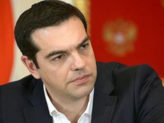 Είναι σαφές ότι με τους δείκτες της οικονομίας να χειροτερεύουν και τις κοινωνικές πιέσεις να εντείνουν, τα χρονικά περιθώρια για την κυβέρνηση στενεύουν. Ο χρόνος ανοχής και αντοχής της εξαντλείται. Κι αν αυτό συνδυαστεί με τυχόν επαναδιαπραγμάτευση μιας νέας συμφωνίας, το ερώτημα που τίθεται είναι πολύ συγκεκριμένο και έχει δυο σκέλη: Διαθέτει (ή ακριβέστερα θα διαθέτει) η κυβέρνηση τα πολιτικά αποθέματα να διαπραγματευτεί και να υπογράψει ένα 4ο Μνημόνιο, όταν κι εφόσον οι δανειστές θα αποφασίσουν να ασχοληθούν σοβαρά με την ελληνική ιδιαιτερότητα; Και πιο συγκεκριμένα μέχρι του χρόνου το Φθινόπωρο που θα πραγματοποιηθούν οι γερμανικές εκλογές;