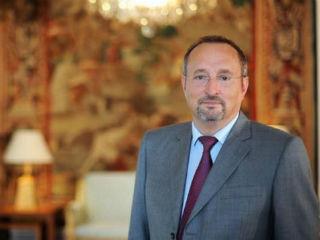 Οι τομείς του τουρισμού, ή καλύτερα οι πολλαπλές μορφές του τουρισμού, ο τομέα των ανανεώσιμων πηγών ενέργειας και γενικότερα της πράσινης οικονομίας, ο τομέα του καθαρισμού των λυμάτων, ο τομέα γεωργίας και τροφίμων, περιμένουν την ανάπτυξη. Ο τρίτος λόγος είναι το υψηλό επίπεδο εκπαίδευσης και η ενεργητικότητα που διαθέτει η ελληνική νεολαία, η οποία θέλει να γυρίσει την σελίδα των ετών της κρίσης, και μάλιστα μέσα στην ίδια την χώρα, χωρίς να χρειάζεται να εξοριστεί για να βρει δουλειά. Την ενέργεια αυτή την βλέπουμε, την μαντεύουμε. Πρέπει να στηριχθούμε σε αυτήν, ώστε να απογειωθεί η χώρα.