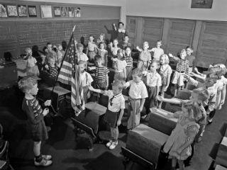 H ελευθερία της ατομικής γνώμης και η πολιτισμική ποικιλομορφία, η οποία απορρέει από την ανοχή των πολλών και συνηθισμένων απόψεων στις λίγες και ασυνήθιστες, έχει το αναγκαστικό τίμημα ότι θα παρουσιαστούν και εκκεντρικότητες καθόλου αρεστές. Όταν, όμως, η ελευθερία της διαφορετικότητας περιορίζεται στις ασημαντότητες, δεν είναι παρά μια σκιά ελευθερίας. Και η αντοχή του συστήματος δεν δοκιμάζεται τόσο στα ασήμαντα, αλλά κυρίως σε αυτά που αγγίζουν την καρδιά της κυρίαρχης τάξης πραγμάτων. 