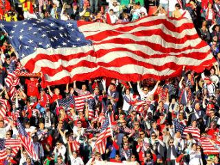 Είναι σημαντικό να κατανοήσουμε ότι το λαϊκιστικό μήνυμα προς τους ανθρώπους αυτούς έχει εντελώς διαφορετικό χαρακτήρα από αυτόν που έχει ένα λαϊκιστικό μήνυμα στην Ευρώπη ή, ακόμη περισσότερο, στην Ελλάδα. Στην Μέση Αμερική δεν θα μπορούσε να σταθεί κάποιος που πρότεινε μονομερή διαγραφή χρέους επειδή είναι επονείδιστο κλπ. Αλλά ούτε συγκινούν οι εξαγγελίες που θυμίζουν ευρωπαϊκό κράτος πρόνοιας –μάλλον θα έχανε όποιος υποστήριζε το δικαίωμα κάποιων κατηγοριών εργαζομένων σε πρόωρη συνταξιοδότηση. Για τον λόγο αυτόν και ο Bernie Sanders πιθανότατα δεν θα είχε καλύτερο εκλογικό αποτέλεσμα από την Hillary Clinton σε αυτές τις περιοχές.