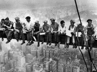 Τα δύο παραδοσιακά κόμματα των ΗΠΑ έχουν επιτύχει δύο επιτεύγματα που είναι άξια αναφοράς. Το πρώτο είναι ότι οι ΗΠΑ έχουν ισχυρές συμμαχίες. Ούτε η Κίνα ούτε και η Ρωσία έχουν τέτοιους συμμάχους. Δεν εμπιστεύονται η μία την άλλη. Οι ΗΠΑ δεν έχουν συμμάχους μόνον γιατί είναι ισχυρές. Ο βασικότερος λόγος είναι πως είναι αξιόπιστες. Το δεύτερο είναι ότι οι ΗΠΑ επιδεικνύουν μακροχρόνιες δεσμεύσεις. Ένα εύκολο παράδειγμα είναι η προώθηση του ελεύθερου εμπορίου. Χωρίς αυτήν, η πρόοδος σε πολλές αναδυόμενες οικονομίες τις τελευταίες δεκαετίες δεν θα είχε επιτευχθεί.