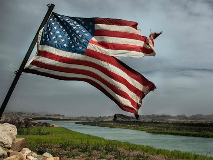 «Μετά την κατάρρευση του κομμουνισμού, πολλοί πίστεψαν ότι η Αμερική ήταν τελικά η μεγάλη νικήτρια τόσο του Β΄ Παγκόσμιου Πολέμου όσο και του αντίστοιχου Ψυχρού που ακολούθησε.»