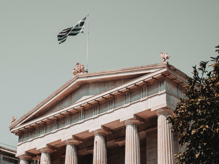 «Σε σχέση με το σημερινό χαμηλό ποσοστό βιομηχανιών υψηλής έντασης δεξιοτήτων, η Ελλάδα έχει ένα από τα υψηλότερα ποσοστά υπερειδίκευσης των αποφοίτων τριτοβάθμιας εκπαίδευσης, ένα από τα χαμηλότερα ποσοστά συμμετοχής στην επαγγελματική εκπαίδευση και ένα από τα υψηλότερα ποσοστά αναντιστοιχίας προσόντων μεταξύ των χωρών της Ε.Ε. σύμφωνα με τον ευρωπαϊκό δείκτη δεξιοτήτων.»