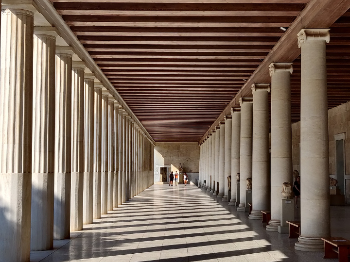 Δημοκρατία δεν μπορεί να υπάρξει χωρίς καπιταλισμό. Και αυτό συμβαίνει γιατί από ιστορικής πλευράς, η έννοια της δημοκρατίας και της ύπαρξης ατομικών δικαιωμάτων προϋπήρξε της βιομηχανικής επανάστασης και ανάπτυξης και των συναφών με αυτήν μορφών συσσώρευσης κεφαλαίου.