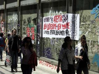 Οι κίνδυνοι, όμως, είναι πραγματικοί. Πολλοί οικονομολόγοι ανησυχούν ότι η τεχνητή νοημοσύνη και τα ρομπότ θα εκτοπίσουν τόσο πολλούς ανθρώπους σε τόσο πολλούς κλάδους που θα είναι δύσκολο να βρουν όλοι δουλειά σε νέες δραστηριότητες, όπως είχε γίνει στις προηγούμενες βιομηχανικές επαναστάσεις. Επιπλέον, πολλές από τις νέες δουλειές θα είναι περιστασιακές και κακοπληρωμένες. Το ζήτημα λοιπόν το συζητούν όλο και περισσότερο στις αναπτυγμένες οικονομίες όχι μόνον οι ειδικοί αλλά και οι ενημερωμένοι πολίτες. Μία αφανής ζημιά της κρίσης στην Ελλάδα είναι ότι εμείς το αγνοούμε, καθώς είμαστε απασχολημένοι με την λιτότητα και την ανταγωνιστικότητα.