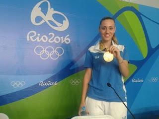 Την Άννα Κορακάκη δεν την γνωρίζω, αλλά από αυτά που την άκουσα να λέει κατάλαβα ότι η 20χρονη ολυμπιονίκης είναι ένα άτομο εκατό τοις εκατό υπεύθυνο για όσα συμβαίνουν στην ζωή του. Είναι στην πραγματικότητα ο Ανώτερος Εαυτός της που σχεδιάζει την ζωή για να ωριμάσει η ψυχή του. συνεπώς, άτομα όπως η Άννα Κορακάκη εκλαμβάνουν και αντιμετωπίζουν κάθε δυσκολία που συναντούν στο μονοπάτι της ζωής τους ως διαδικασία μάθησης.