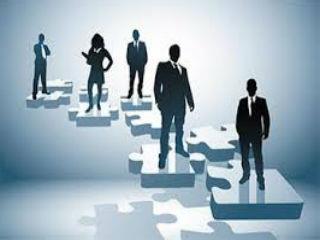  Τόνωση της ανάπτυξης όμως, σε μια οικονομία που κατά 55% είναι κρατικοποιημένη και αντιπαραγωγική, είναι ένα δύσκολο εγχείρημα, το οποίο απαιτεί ριζικά μέτρα απελευθέρωσης. Για να αναπτυχθεί η ελληνική οικονομία απαιτούνται επενδυτικά κίνητρα σοκ, εξαγωγές με κάθε κόστος, επιχειρηματικές διευκολύνσεις, καθαρές χρήσεις γης, γρήγορη δικαιοσύνη, υψηλής ποιότητας τεχνική εκπαίδευση και καλλιέργεια πνεύματος δημιουργίας. Απαιτούνται δηλαδή μέτρα και θεσμικές αλλαγές που πλήττουν το πελατειακό σύστημα, εξουδετερώνουν τη γραφειοκρατία και άρα αποδυναμώνουν τις όποιες σχέσεις διαπλοκής. Κατά συνέπεια, στην παρούσα φάση του οικονομικού αδιεξόδου, το πολιτικό σύστημα πρέπει να κάνει σοβαρές παραχωρήσεις στην κοινωνία των πολιτών, είναι όμως αβέβαιο εάν θέλει και μπορεί να συμπεριφερθεί με αυτό τον τρόπο. 