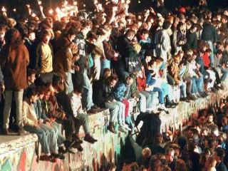 Η αιτία του κομμουνιστικού ολοκληρωτισμού δεν ήταν η μία ή η άλλη «ατυχία» της Ιστορίας, όπως ο αποκλεισμός της επαναστατικής Ρωσίας, ο εμφύλιος, ο Στάλιν, η μπρεζνιεφική γραφειοκρατία, τα λάθη και η δήθεν αποξένωση του κόμματος από τα μέλη και τους πολίτες και άλλα τέτοια άσχετα με την ουσία του προβλήματος. Αιτία ήταν ο ανελεύθερος χαρακτήρας του συστήματος, λόγω των μονιστικών αρχών του. Τα «λάθη» ήσαν απότοκο του συστήματος και όχι το αντίθετο.