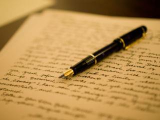 Επίσης, εάν έχεις πάρει κάπως είδηση τον καυγά που γίνεται στις ημέρες μας για το “πρωτογενές πλεόνασμα”, πρέπει να έχεις υπ’ όψιν σου το εξής: οι “δανειστές” μας ζητάνε να έχουμε πρωτογενές πλεόνασμα 3,5% του ΑΕΠ (και εμείς τρελαινόμαστε δεδομένου ότι μάς φαίνεται πολύ) γιατί αυτό αντιστοιχεί περίπου στα 6 δισεκατομμύρια ευρώ τον χρόνο που πρέπει να πληρώνουμε για τόκους εξυπηρέτησης του χρέους. Επειδή, λοιπόν, όντας χρεοκοπημένοι κανείς δεν μάς δανείζει πλέον για να πληρώνουμε τους τόκους μας (γιατί όσο βλάκες και να είναι οι υποψήφιοι δανειστές ξέρουν ότι αν μάς τα δανείσουν δεν θα τα πάρουν ποτέ πίσω), πρέπει μόνοι μας να βρίσκουμε τα 6 δισεκατομμύρια που μάς χρειάζονται. 