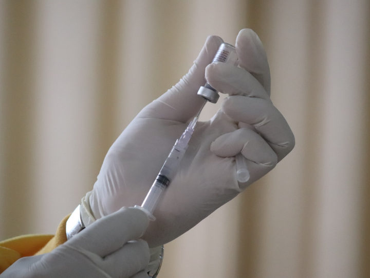 «H παραγωγή εμβολιών αυξάνεται με ταχύτατους ρυθμούς σε Κίνα, ΗΠΑ και Ευρώπη. Πώς μπορεί να επιτευχθεί η ανοσοποίηση του 80% του παγκόσμιου πληθυσμού ως τον Ιανουάριο. Βασικό εμπόδιο η χρηματοδότηση και ο εφοδιασμός.»