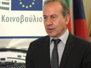 Ο κ. Λεωνίδας Αντωνακόπουλος, ενώ στη σχετική επιστολή που τον θέτει σε διαθεσιμότητα κατηγορείται γενικά και αόριστα για διοικητικές παρατυπίες, σε συνέντευξη τύπου ειπώθηκε επισήμως ότι γίνεται έρευνα εις βάρος του για οικονομικές ατασθαλίες. Ωστόσο, μέχρι στιγμής, από ότι πληροφηθήκαμε, καμμιά έρευνα δεν έχει ξεκινήσει!!