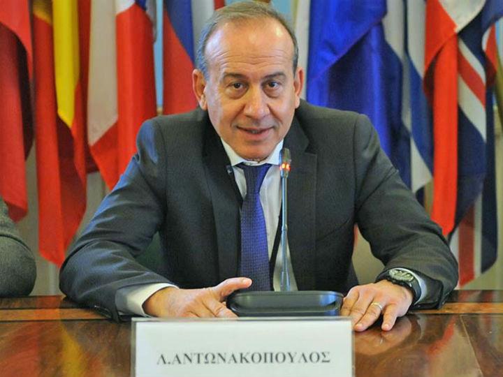 Η αναγγελία της παύσης του κ. Λ. Αντωνακόπουλου από τα καθήκοντα του, είχε γίνει και με πρωτόγνωρη επισημότητα, προφανώς στόχος της οποίας ήταν να κηλιδωθεί η φήμη του «κατηγορουμένου». 