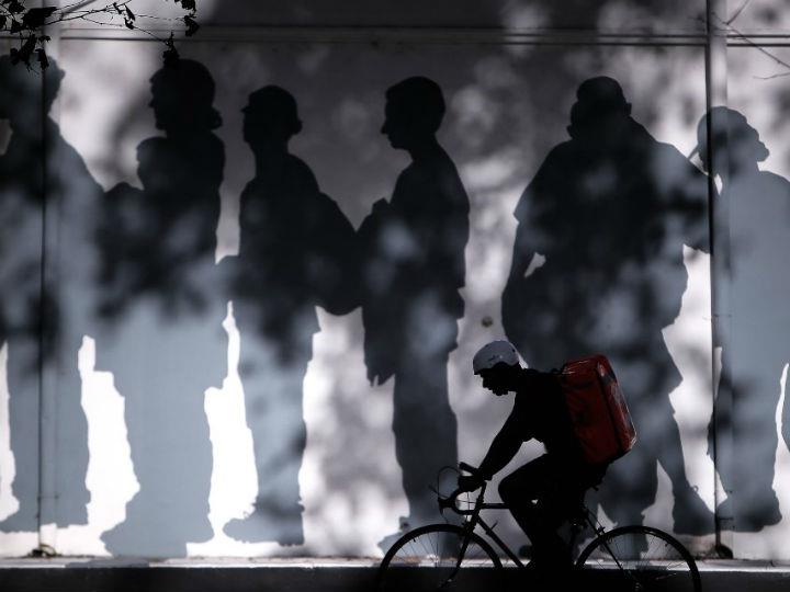 «Δυστυχώς είμαστε μετοχές. Μέσα σε μια μεγα-μηχανή παραγωγής πλαστών και πραγματικών αξιών.»