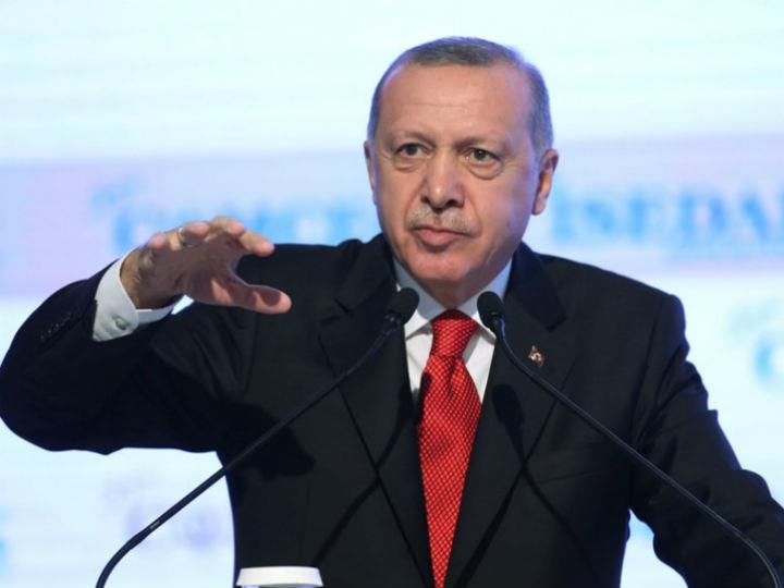 «Ακούμε με ψυχραιμία, μέχρι πότε άραγε, τα όσα εξωφρενικά λέγονται καθημερινά από τον νέο-σουλτάνο της Άγκυρας, ακόμη και τώρα που οι Ευρωπαίοι τον έχουν προειδοποιήσει, ότι αν δεν προσέλθει στο τραπέζι των συνομιλιών, τον περιμένουν σοβαρές οικονομικές κυρώσεις, που θα πλήξουν ανεπανόρθωτα την ήδη κλονισμένη τουρκική οικονομία.»