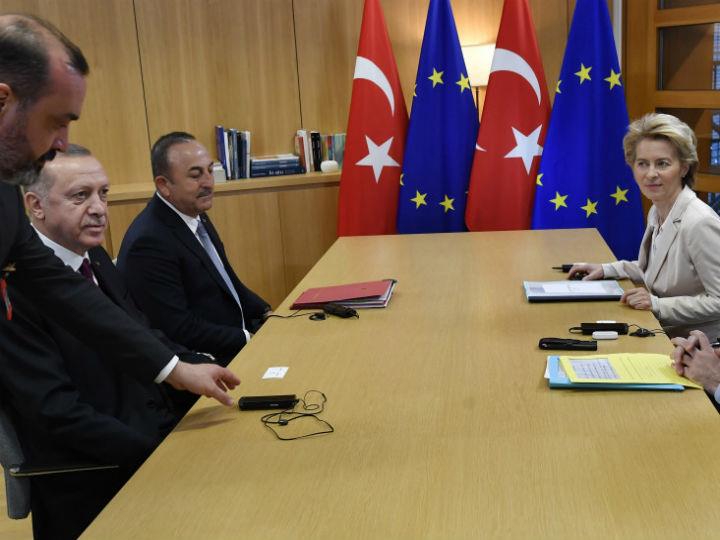 «Η επίσκεψη Ερντογάν στις Βρυξέλλες θα μπορούσε να χαρακτηριστεί ως το «τέταρτο ναυάγιο» μεταξύ της ηγεσίας της ΕΕ και της Τουρκίας για το προσφυγικό.»