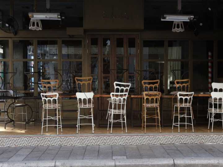 Οι επιχειρήσεις πλήττονται βαρύτατα. Με στοχευμένες ρυθμίσεις επιχειρείται η υποβοήθησή τους στη διαχείριση μέρους, κατ’ ανάγκην, των προβλημάτων που αντιμετωπίζουν. Δεν μοιάζει όμως αρκετή η απαλλαγή τους από τμήμα των οφειλόμενων μισθωμάτων. 