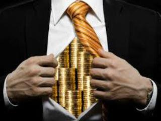 Επανερχόμενοι στην απληστία, είναι εξαιρετικά σημαντικό να θυμόμασθε ότι μπορεί να αποτελεί χαρακτηριστικό όσων δραστηριοποιούνται είτε στον ιδιωτικό είτε στον ευρύτερο δημόσιο τομέα, δηλαδή πολιτικών και δημοσίων υπαλλήλων. Νωπό είναι το σχετικό παράδειγμα παραιτηθέντος ζεύγους  υπουργών του Σύριζα. Υφίσταται, ωστόσο, μία ουσιώδης διαφορά: στην πολιτική υπάρχει επίσης ένα ‘’αόρατο χέρι’’, που λειτουργεί όμως κατά την αντίθετη κατεύθυνση από ότι στην οικονομία. 