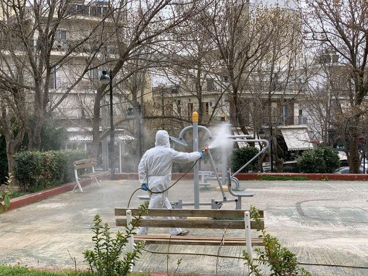 Η εκ νέου ανακάλυψη της σημασίας της συλλογικής ευθύνης, της αλληλεγγύης και της ουσιώδους κοινωνικότητας ήρθε να υπογραμμίσει την προηγούμενη κυριαρχία ενός κυνικού ατομισμού και την κενότητα της καταναγκαστικής κατανάλωσης προϊόντων και «εμπειριών».