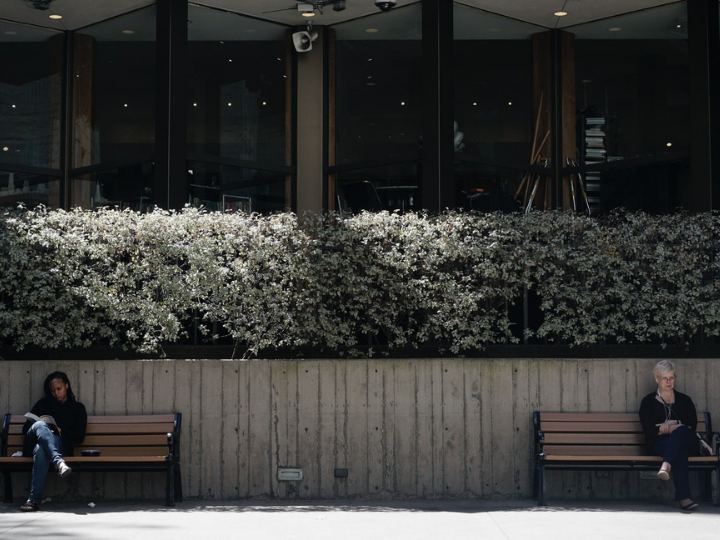 Το άτομο προσπαθεί να βρει σημεία ισορροπίας σε εφήμερους μικρόκοσμους: δεν γίνονται μακροπρόθεσμα σχέδια, δεν συντάσσονται στο μυαλό λίστες επιθυμιών.